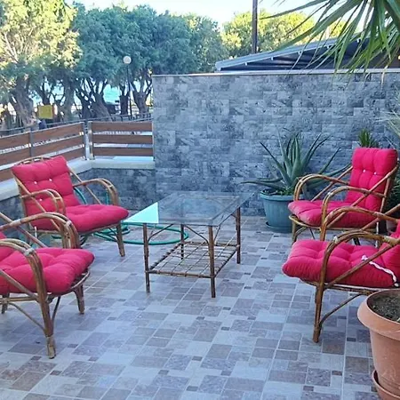 Thalia's House, Private By The With Sea View Vakantiehuis